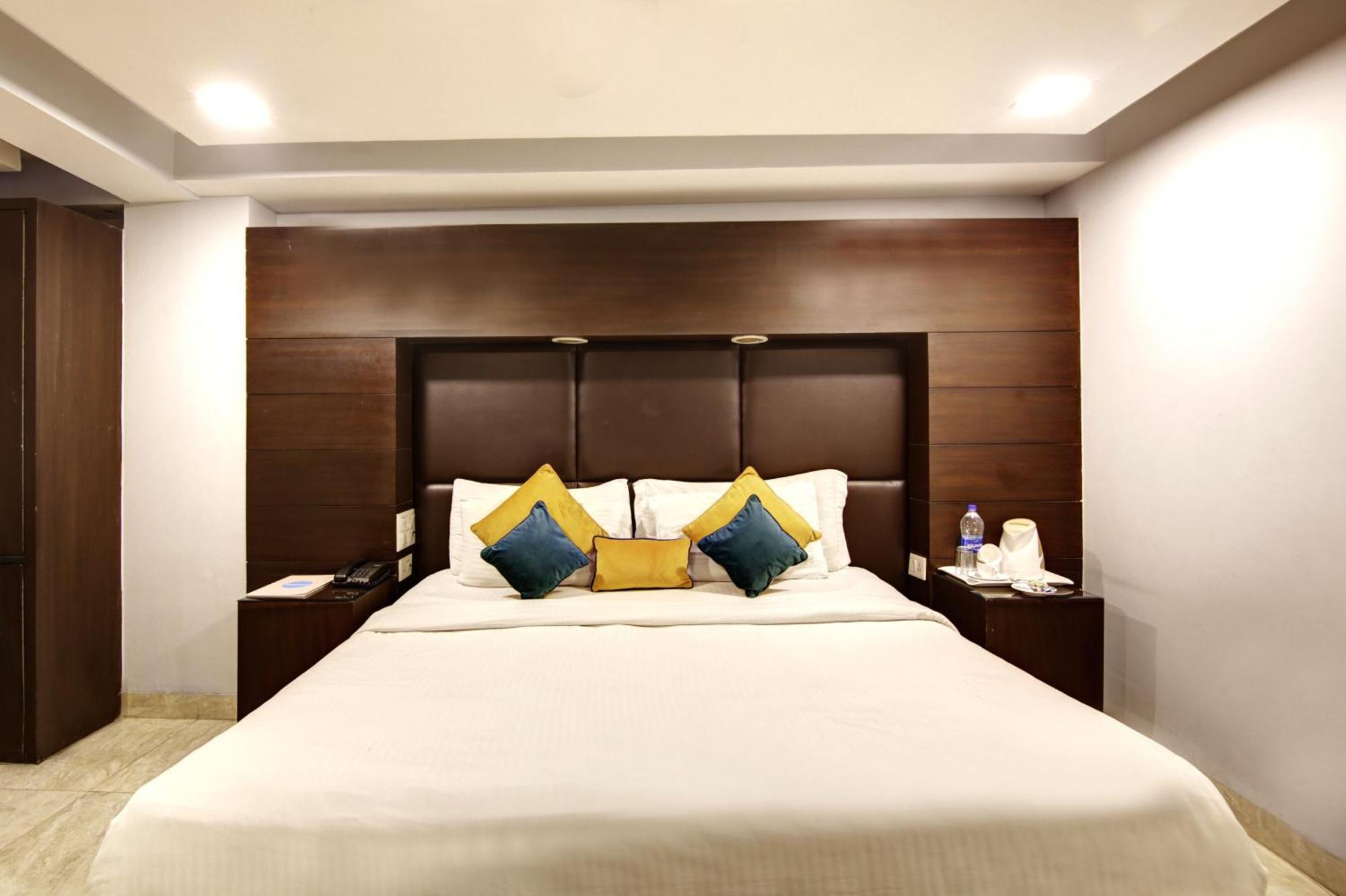 Hotel Bb Palace Дели Экстерьер фото