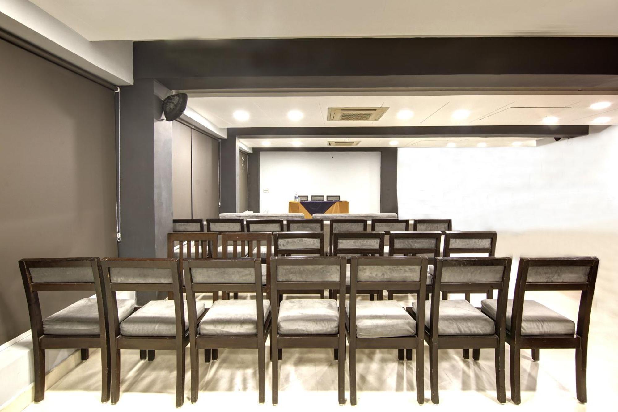 Hotel Bb Palace Дели Экстерьер фото